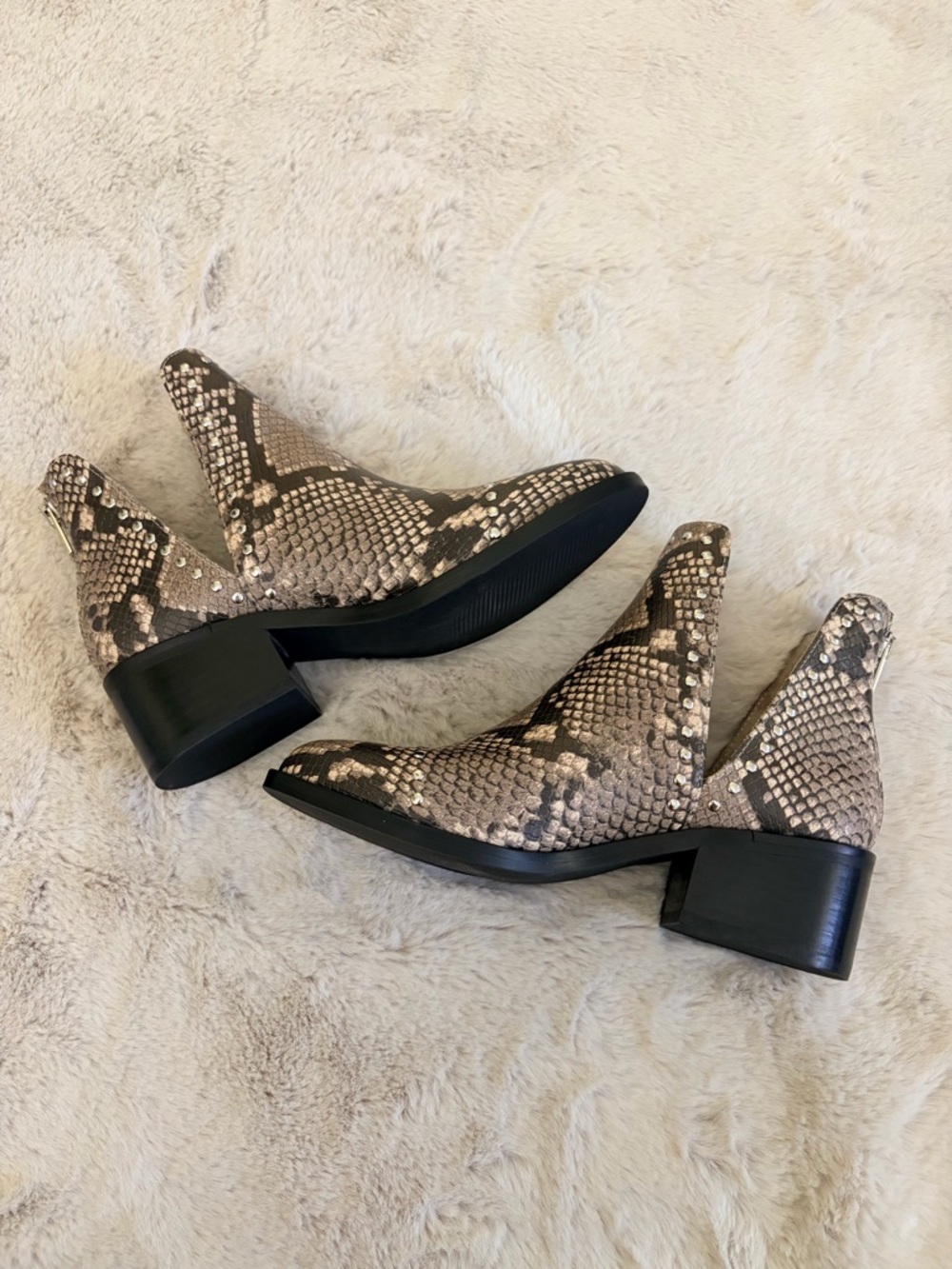 NWOB Steve Madden Casino Snakeskin Studded Western Ankle Boots Size 7 Cutout